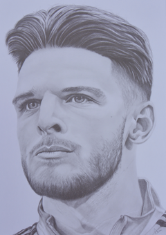 A graphite portrait capturing Declan Rice, a midfielder recognised for his strength, vision, and consistency at the heart of the game. Emerging from Chelsea’s academy before making his name at West Ham and moving to Arsenal, he has become a driving force for both club and country, admired for his intelligent play and commanding presence in midfield.